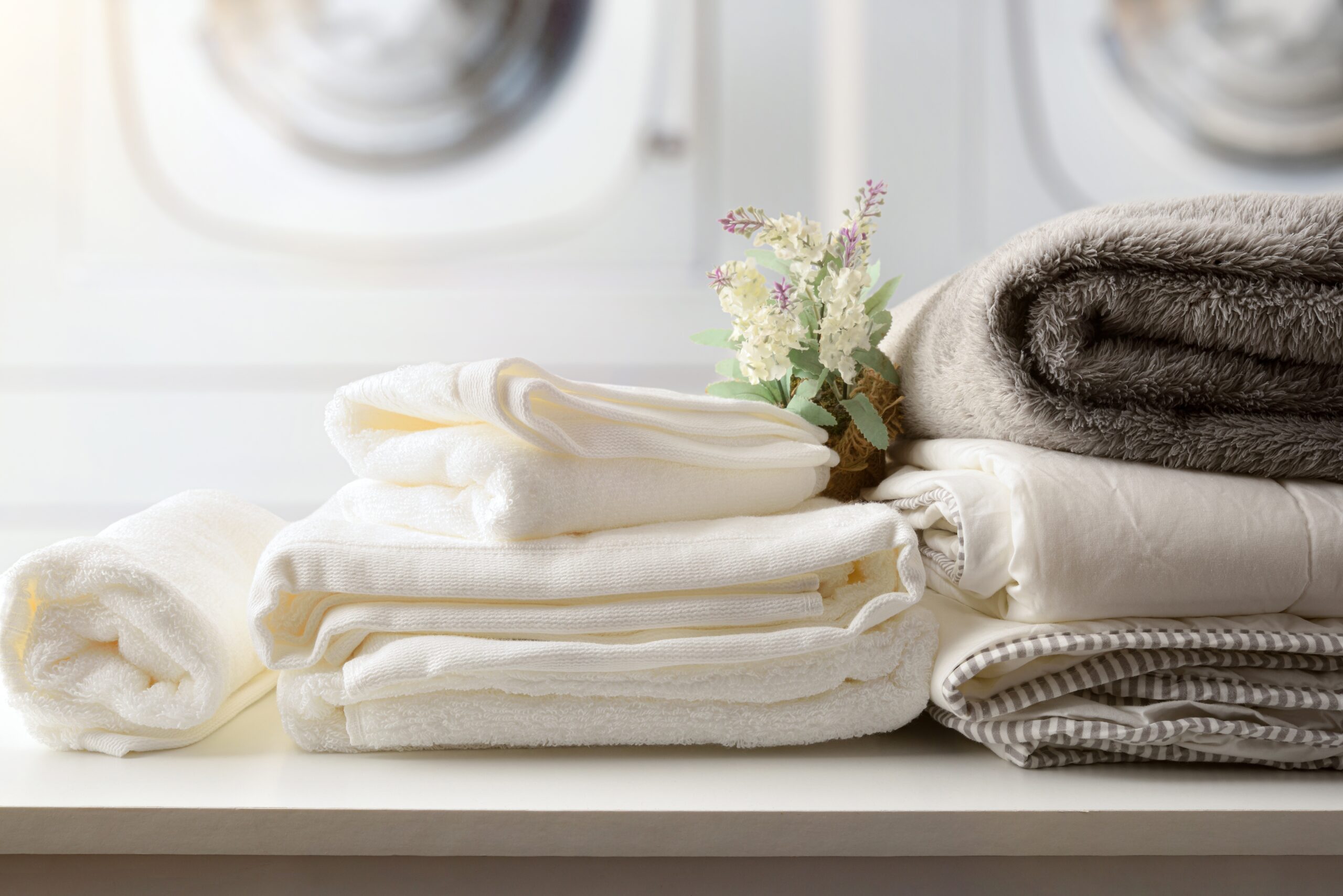 Self-service,Laundry,For,The,Public,With,Bedding,And,Staff,On